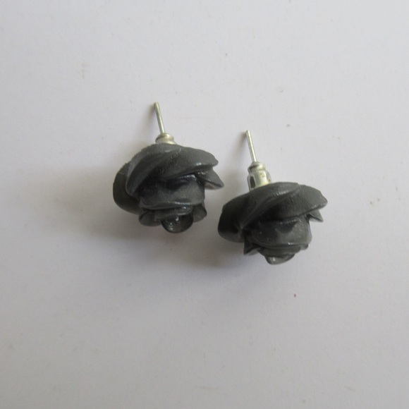 GRAY ROSE EARRINGS 🌹 - Picture 3 of 5